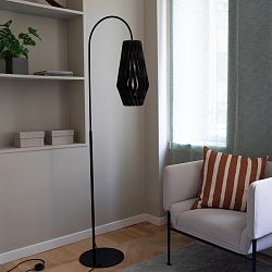 Pilke-signature-Floor-lamp-20-42-black-Lifestyle-Off-1756971729.jpg