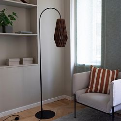 Pilke-signature-Floor-lamp-20-42-brown-Lifestyle-Off-1756971717.jpg