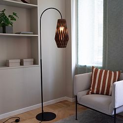 Pilke-signature-Floor-lamp-20-42-brown-Lifestyle-On-1756971715.jpg