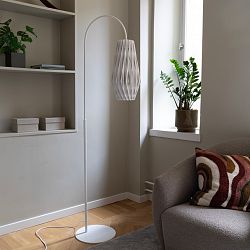 Pilke-signature-Floor-lamp-20-42-white-Lifestyle-Off-1756971730.jpg
