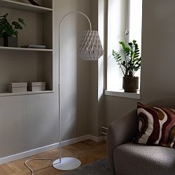 Pilke-signature-Floor-lamp-28-White-Lifestyle-Off-1756972718.jpg