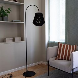 Pilke-signature-Floor-lamp-28-black-Lifestyle-Off-1756972724.jpg
